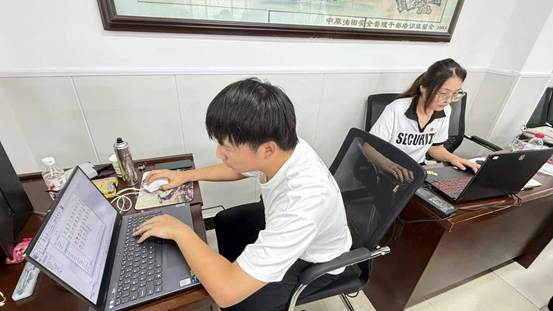 小孩们在桌子边 AI 生成的内容可能不正确。