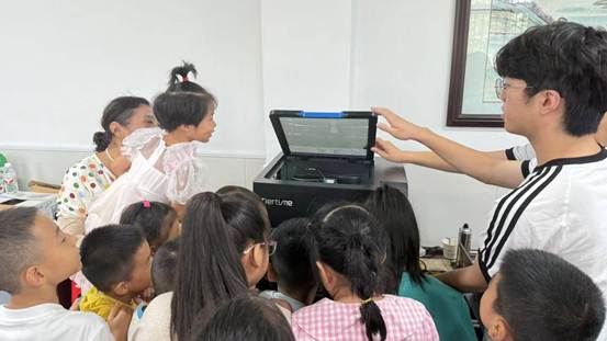 会议室里的人们 AI 生成的内容可能不正确。